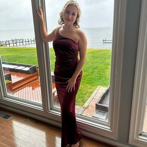 Women size 6 burgundy velvet bridesmaid dress. Picture of me in it for ref!